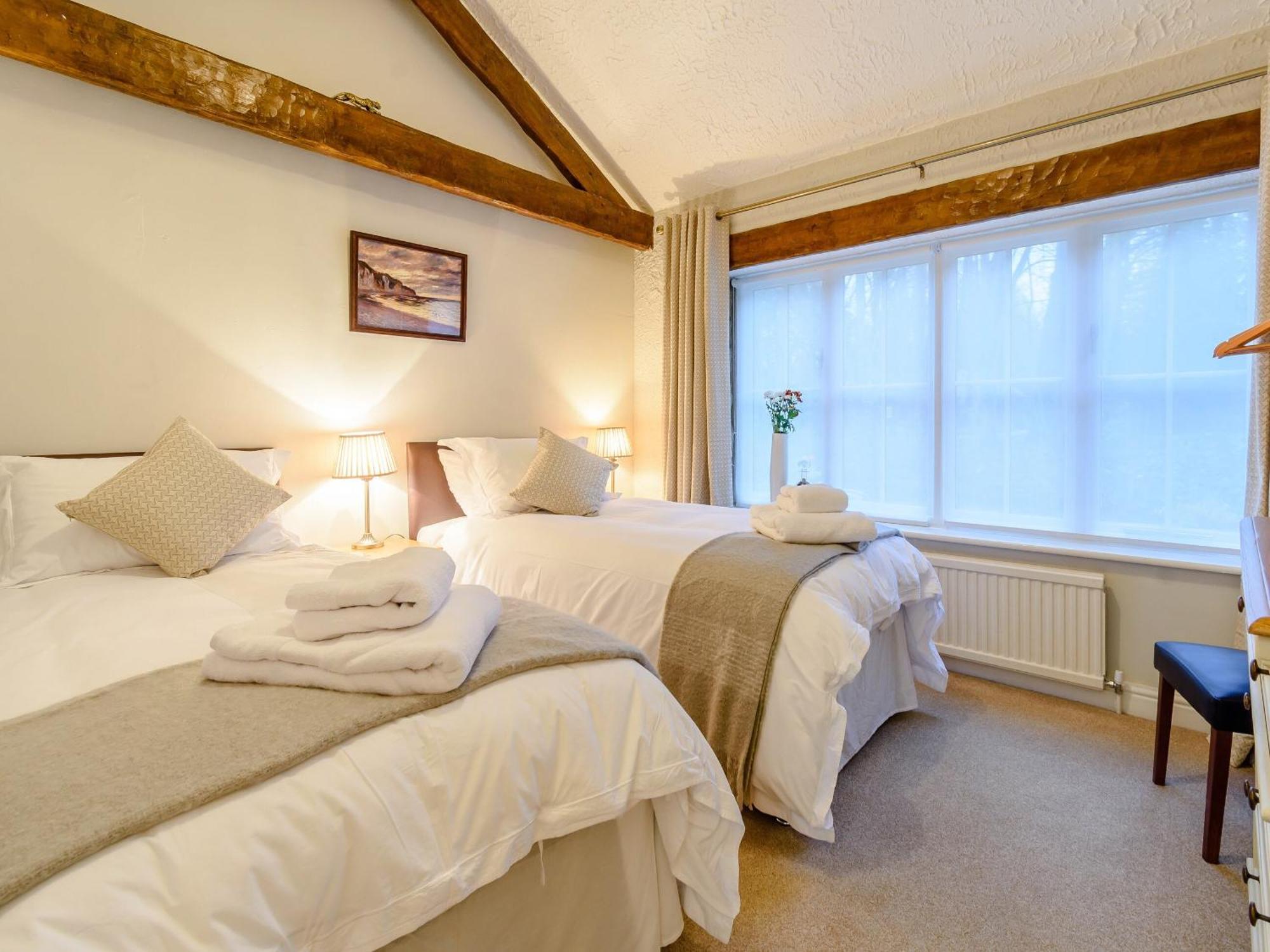Forge Gardens Villa Торнтън Дейл Екстериор снимка